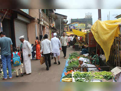 थेट रस्त्यावर मांडला त्र्यंबकचा आठवडे बाजार