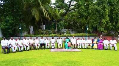 KCR Cabinet 2019: పాత, కొత్తల కలబోత.. తెలంగాణ మంత్రులు - శాఖలు