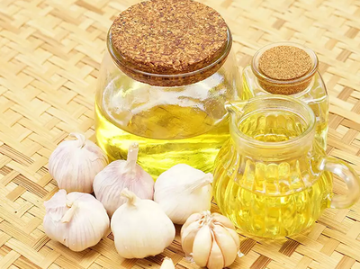 बालों को पूरा पोषण देकर सुंदर और मजबूत बनाता है Garlic Oil