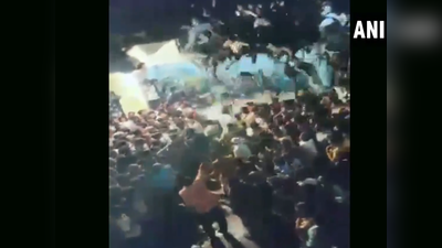 विडियो: ...जब मुहर्रम के जुलूस पर भरभराकर गिरी छत, 20 लोग घायल