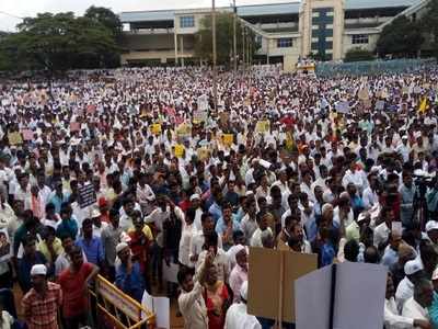 ಡಿಕೆಶಿ ಬಂಧನ ವಿರೋಧಿ ಪ್ರತಿಭಟನೆಯಲ್ಲಿ ದೇವೇಗೌಡ, ಸಿದ್ದರಾಮಯ್ಯ, ಎಚ್‌ಡಿಕೆಗೆ ಜೈಕಾರ!