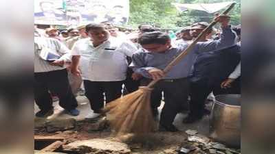 वाराणसी: पीएम के संसदीय क्षेत्र में डीएम ने संभाला सफाई का मोर्चा