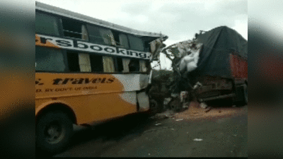 पुणेः बस-ट्रक की टक्कर में 6 लोगों की मौत, 10 घायल