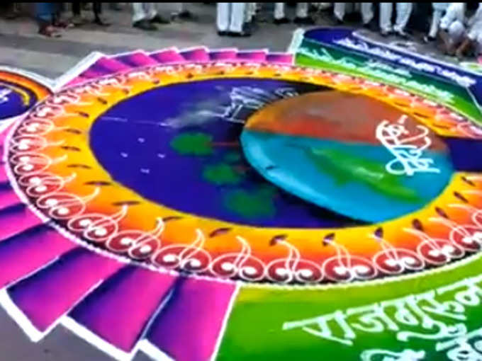 पुणे के समाधान चौक पर गणपति को भव्य विदाई देने के लिए लोगों ने सुंदर रंगोली बनाई है।