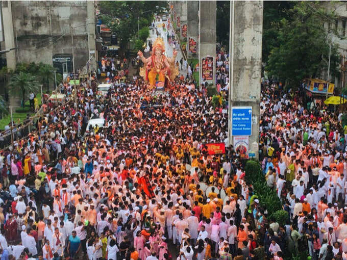 विसर्जन को निकले बप्पा, लालबाग चा राजा के गणपति को देखने के लिए आए लोग...