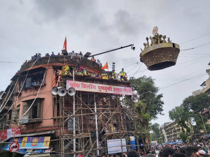 श्रॉफ बिल्डिंगमधून ​पुष्पवृष्टी