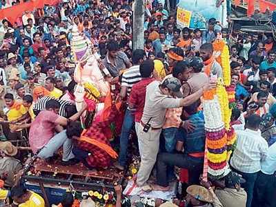 ಅವಘಡಗಳ ನಡುವೆ ಏಕತಾ ಗಣಪ ವಿಸರ್ಜನೆ: ಚನ್ನಗಿರಿಯಲ್ಲಿ ಗಣಪತಿ ವಿಸರ್ಜನೆ ವೇಳೆ ವಿನಾಯಕ ಮೂರ್ತಿ ನೆಲ್ಕಕುರುಳಿದ್ದು ಯಾಕೆ ಗೊತ್ತೆ?