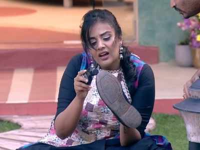 Bigg Boss Telugu 3: పాపం శ్రీముఖి.. బిగ్ బాస్ కోసం పటాస్ వదిలొస్తే షూ పాలిష్ చేయిస్తారా? మేం హర్టూ!