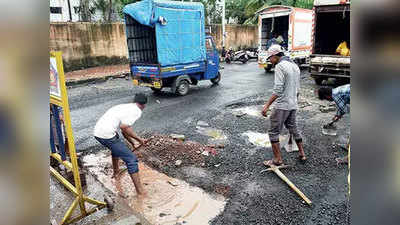 मुंबईः बीएमसी के पास डामर खत्म, ईंट के टुकड़ों और बालू से भरे सड़क के गड्ढे