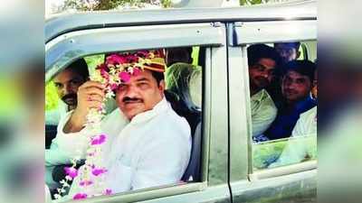 सेहरा बांधकर पुलिस की नजरों से बच निकले एसपी नेता, पहुंचे रामपुर