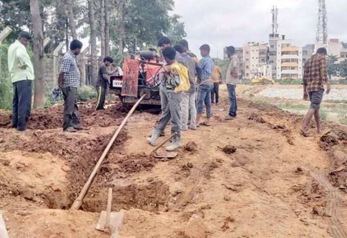 ಪಾದಚಾರಿ ರಸ್ತೆ ಹಾಳು