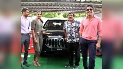 Akkineni Nagarjuna చేతుల మీదుగా పీవీ సింధూకి కారు