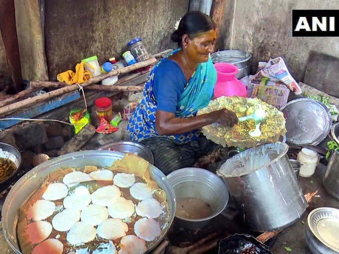 पैसै नहीं तो फ्री में खिलाती हैं इडली