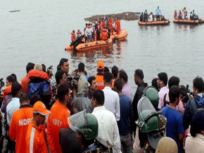 आंध्र प्रदेश: 61 सैलानियों से भरी नाव गोदावरी नदी में पलटी, 12 की मौत, कई लापता