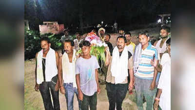 धोती-जनेऊ पहन मुस्लिम भाइयों ने किया पिता के ब्राह्मण दोस्त का अंतिम संस्कार