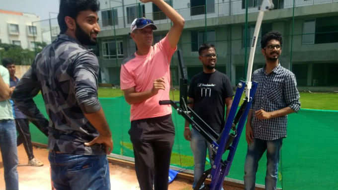rahul dravid checking free bowler