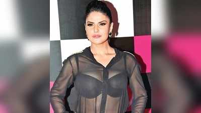 Zareen Khan: ముద్దు సీన్లు రిహార్సల్స్ చేద్దామంటూ ఆ డైరెక్టర్ మిస్ బిహేవ్ చేశాడు