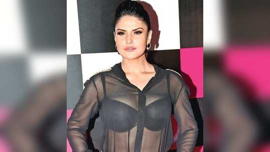 Zareen Khan: ముద్దు సీన్లు రిహార్సల్స్ చేద్దామంటూ ఆ డైరెక్టర్ మిస్ బిహేవ్ చేశాడు 