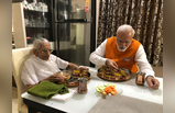 जन्‍मदिन पर पीएम नरेंद्र मोदी ने अपनी मां हीरा बा से लिया आशीर्वाद, खाना खाया