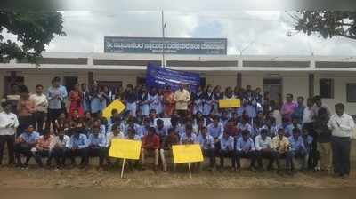 ಆಸ್ಪತ್ರೆ ಆವರಣ ಸ್ವಚ್ಛಗೊಳಿಸಿದ ಜೊಲ್ಲೆದಂಪತಿ