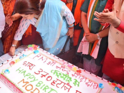 मोदी डे: कटा 370 किलो का केक, बांटे गए जूट के थैले