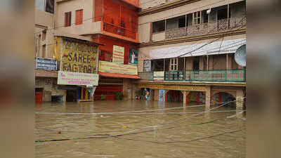 वाराणसी में खतरे के निशान से ऊपर पहुंची गंगा, प्रयागराज के घरों में घुसा बाढ़ का पानी