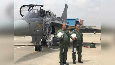 रक्षा मंत्री राजनाथ सिंह ने तेजस में भरी उड़ान, जानिए कैसे चीन-पाक को दे रहा टक्कर