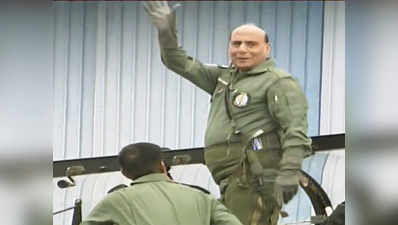 तेजस में रक्षा मंत्री राजनाथ सिंह ने भरी उड़ान, रचा इतिहास