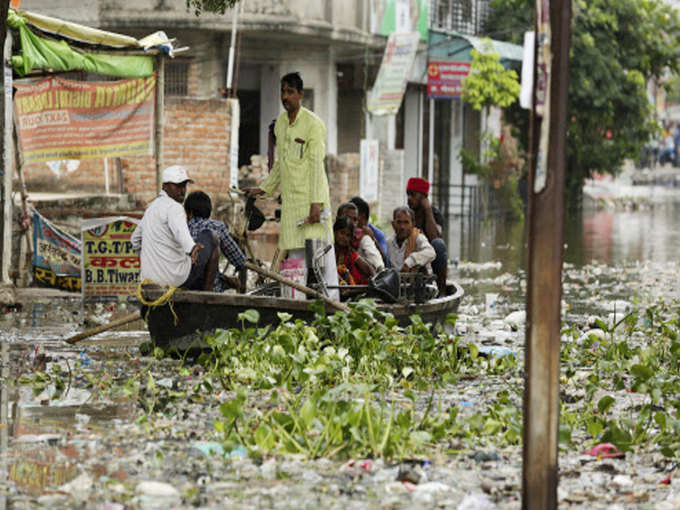 बाढ़ में बहकर आई गंदगी और प्लास्टिक