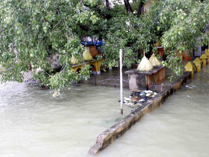 बाढ़ के पानी में डूबे अधिकांश मंदिर