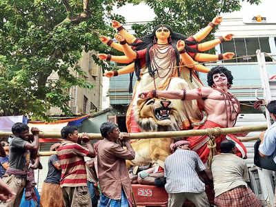 ২৫০০ পুজোর মাত্র ৭টির উদ্বোধনে বিজেপি নেতারা