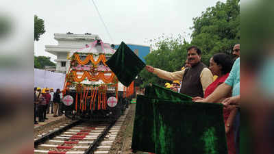 रेल राज्‍यमंत्री ने किया वाराणसी कारखाने में बने 275वें इलेक्ट्रिक रेल इंजन का लोकार्पण