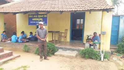 ಕುಸಿಯುವ ಆತಂಕ ನಡುವೆಯೇ ಮಕ್ಕಳಿಗೆ ಪಾಠ