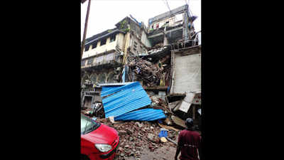 मुंबई: इमारतीचा भाग कोसळला, जीवितहानी नाही