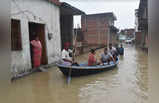 वाराणसी: उफान पर गंगा, तस्वीरों में देखें बाढ़ से जूझती काशी का हाल