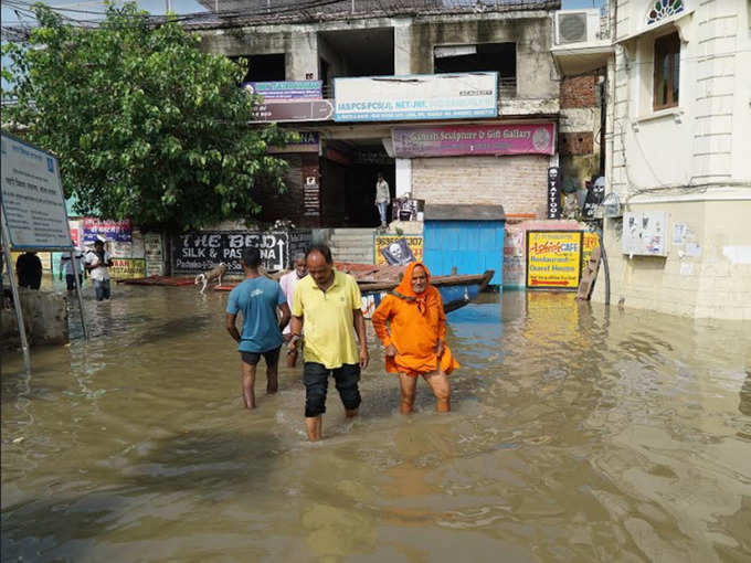 अस्सी घाट के बाहर पानी