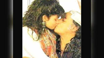 BDay Special: तब बेटी पूजा भट्ट को किस कर घिर गए थे महेश भट्ट