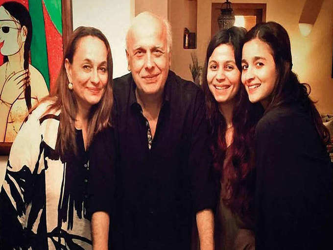 सोनी राजदान और बेटियों आलिया-शाहीन के साथ महेश