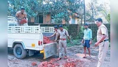 ರಸ್ತೆ ಹೊಂಡ ಮುಚ್ಚುತ್ತಿದ್ದ ಯುವಕನಿಗೆ ಅಬಕಾರಿ ಸಿಬ್ಬಂದಿ ಸಾಥ್‌