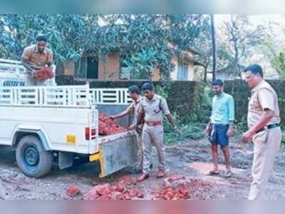 ರಸ್ತೆ ಹೊಂಡ ಮುಚ್ಚುತ್ತಿದ್ದ ಯುವಕನಿಗೆ ಅಬಕಾರಿ ಸಿಬ್ಬಂದಿ ಸಾಥ್‌