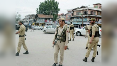 कश्मीर : मुश्किल वक्त में करीब आए पुलिसकर्मी और आम लोग, कम हुई दूरियां