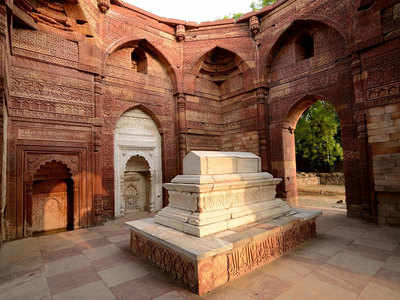 दिल्ली के सुल्तान इल्तुमिश का मकबरा आज भी बिना छत के