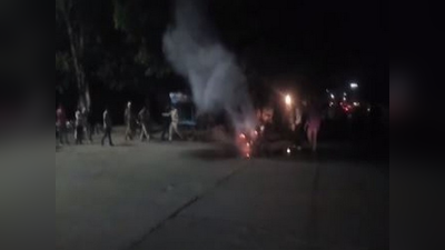 इंदौर: चालान काटने से नाराज शख्स ने बीच सड़क बाइक में लगा दी आग