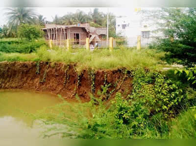 ಪಾಯ ತೆಗೆದು ಕಾಮಗಾರಿ ಕೈಬಿಟ್ಟರು!