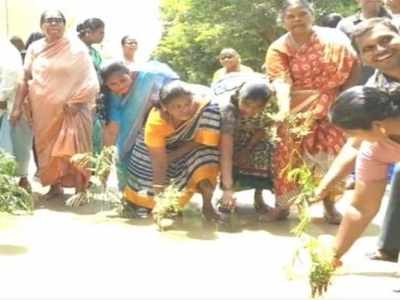 இவ்வளவு மோசமான சாலையா? அரக்கோணம் மக்கள் செய்த காரியத்தை பாருங்க!