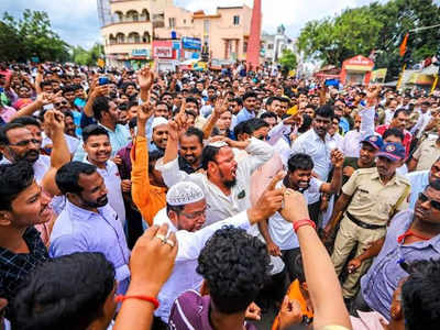 पवारांवर गुन्हा, राष्ट्रवादीचा राज्यभर उद्रेक; बंद, निदर्शने