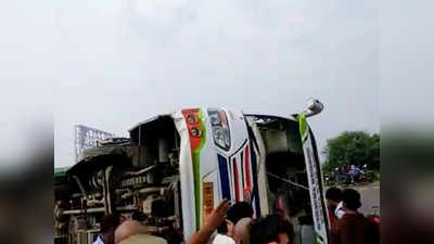 मथुरा: दिल्ली-आगरा हाइवे पर टायर फटने से पलटी बस, 25 घायल