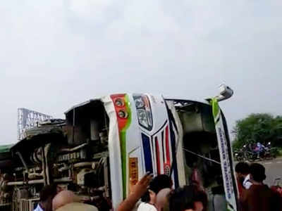 मथुरा: दिल्ली-आगरा हाइवे पर टायर फटने से पलटी बस, 25 घायल