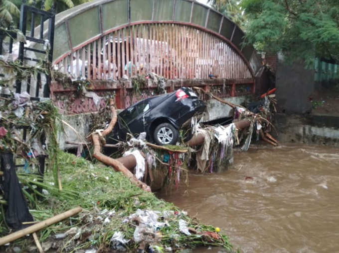 शेकडो गाड्यांचं नुकसान