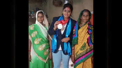 मीरजापुरः कनाडा से सिल्वर जीतकर घर लौटीं निधि, मेडल देख रो पड़ी मां